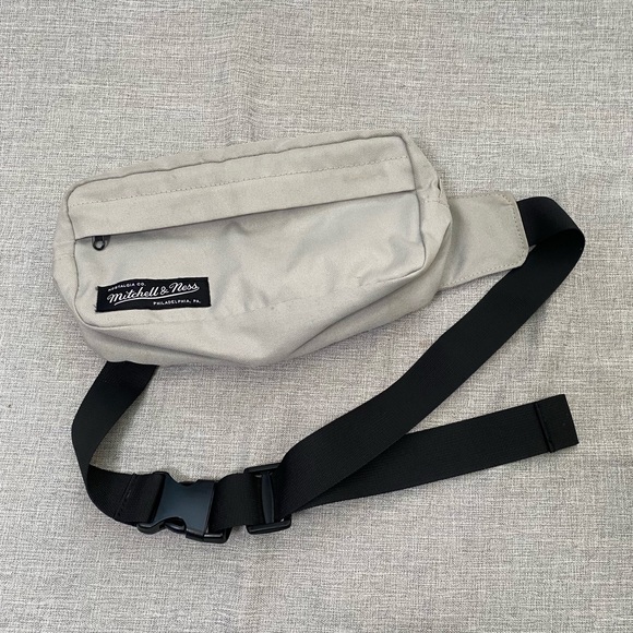 Mitchell and Ness Fanny pack. Beige. - Picture 3 of 7